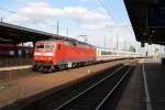 120 134-2 fhrt am 10.4.2012 mit IC Dresden-Frankfurt/Main in den Bahnhof Weimar/Thr ein.