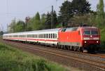 Die 120 154-0 mit einem IC durch Angermund am Abend des 01.05.2012