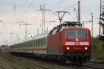 120 143 zieht am 20.4.12 einen umgeleiteten IC durch Ratingen-Lintorf.