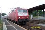 120 148-2 befrderte am 22.06.2006 einen Leerreisezug und mute wegen einer berholung in Kahl (Main) am Hausbahnsteig helten.