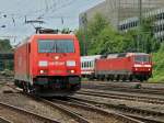 Whrend 185 220-1 am 13.07.2012 in Aachen West rangiert, fhrt im Hintergrund 120 143-3 mit dem IC von Aachen Hbf nach Berlin.