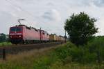 120 109-4 mit 151 141-6 im schlepp ist mit einen Containerzug am 11.07.2012 bei Rammelsloh