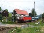 Statt wie blich eine Lok der Baureihe 101 zieht am 28.06.2006 die 120 129 den EC 171 Berlin - Budapest durch Rathen (Schsische Schweiz) in Richtung Tschechien. (1)
