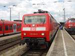120 140-9 steht mit dem IC 2083 / 2085 - Knigssee / Nebelhorn in Augsburg HBF. Jetzt wird der IC getrennt und 120 140-9 wird ihren Zugteil nach Berchdesgarten weiterziehen, und vor den anderen Zugteil wird 218 475-2 gekoppelt. 