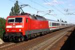 Die 120 154-0 zieht einen IC im Sandwich durch Albrechtshof am 12.08.2012