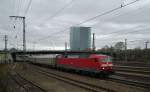 120 115-1 beschleunigt den aus russischen Schlafwagen und einem polnischen Speisewagen bestehenden EN 453 (Paris-Moskau) aus dem Mannheimer Hbf. (01.01.2013)