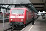 120 105-2 mit 101 020-6 als DT in Karlsruhe Hbf.