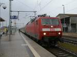 120 145 hielt mit IC 2357 Leipzig-Binz,am 13.April 2013,bei strmenden Regen in Zssow.