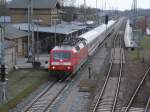 120 155 verlie,am 27.April 2013,mit dem Uex 2424 aus Kln,den Bahnhof Bergen/Rgen nach Binz.Aufgenommen von der Fussgngerbrcke.