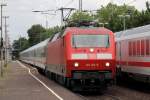 120 126-8 mit IC 2004 nach Emden Hbf. bei der Ausfahrt aus Recklinghausen 27.6.2013