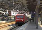 DB 120 144-1 mit dem umgeleiteten EN 452 von Moskva Belorusskaja nach Paris Est, am 09.07.2013 beim Betriebshalt in Erfurt Hbf. Der neue Tf ist schon auf dem Weg zur Lok.