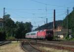 120 113 zieht am 01.August 2013 den IC 2208 durch Kronach Richtung Saalfeld.