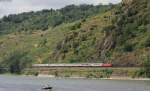 120 106-0 mit dem IC 2024 (Passau Hbf-Hamburg Altona) bei Oberwesel 31.7.13