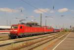 DB 120 156-5 wird am 22.08.2013 im PbZ 2467 aus Berlin-Lichtenberg in Leipzig Hbf noch aufgebgelt aus der Bahnhofshalle gezogen.