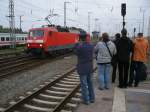 Selbst bei der Vorbeifahrt von 120 148,am 12.Oktober 2013,in Stralsund kamen die Fotoapparate zum Einsatz.