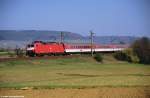 Am frhlingshaften 11. April 1991 rollt 120 135-9 mit EC 90  Prinz Eugen  nach Hamburg bei Mainbernheim durch die frnkische Landschaft.