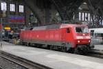 Nachdem ihr Zug schon hinaus geschleppt worden ist, wartet 120 118-5 ebenfalls auf Ausfahrt aus dem Leipziger Hbf. Aufgenommen am 04.07.2013.