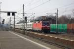 120 125-0 mit dem IC 2902 für ICE 374 von Basel SBB nach Berlin Ostbahnhof, bei der Durchfahrt in Rathenow und hinten schob die 120 157-3 den Zug nach.