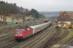 120 145-8 schiebt am 18. Januar 2014 den IC 2208 durch Kronach.