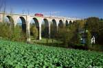 Am 28.10.06 berquert der IC 2064, gezogen von einer BR 120, bei wunderbarem Herbstwetter den Viadukt bei Niederschna in der Nhe von Freiberg.