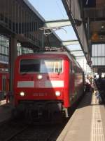 120 122 hat ihren IC von Stuttgart nach Frankfurt bereitgestellt und hat noch etwas Zeit bis zur Abfahrt. (April 2014)