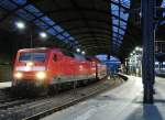 Nacht im Aachener HBF, 120 207-6 mit RE 1 am Harken wartet auf Freigabe am 27.4.2014