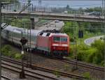 Der dunkle Himmel lässt es wie ein Gegenlicht aussehen, obwohl die Sonne eigentlich im Rücken wäre. 120 134-2 schiebt ihren IC richtung Tunnel der Neubaustrecke. Zuffenhausen, Mai 2014. 