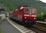 Durch den im Bogen liegenden Haltepunkt Hirzenach eilt die  120 127-6 mit einem IC, südwärts gen Mainz. 30.6.2014