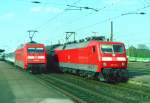 101 033 mit IR 2570  Lneburger Heide  (Frankfurt–Hamburg) und 120 111 mit KCL 62705 (Bremen-Sebaldsbrck–Sindelfingen) am 20.04.2000 in Elze