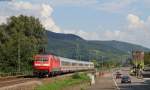 IC 2217 (Greifswald-Stuttgart Hbf) mit Schublok 120 124-3 bei Rheindiebach 7.8.14