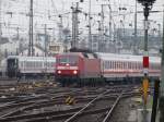 DB Fernverkehr 120 134-2 rangiert am 23.01.15 in Frankfurt am Main Hbf Vorfeld vom Bahnsteigende aus fotografiert