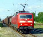 120 101 mit Gterzug Richtung Bremen am 19.06.2007 in Tostedt, aufgenommen vom Bahnsteigende