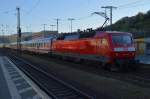 Im schatten liegt der Koblenzer Hbf schon, als die 120 149-0 ihren IC nach Tübingen ins Mittelrheintal hinaus schiebt.