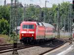 120 132-6 fährt mit einer Wagengarnitur in den Hauptbahnhof der Landeshauptstadt von Nordrhein-Westfalen; 150623