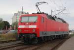 120 133-4 beim Rangieren im Bahnhof Warnemnde spter ging es nach Leipzig zurck.19.09.2015 im Hintergrund ist die Rostocker Wohnfirma Wiro in das ehemalige Diestgebude von Scandlines eingezogen.