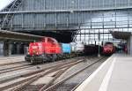 Während 120 106 mit einem IC am Bahnsteig halten muss, kann die 261 068-1 mit ihrer Übergabe vorbeiziehen. Aufgenommen am 19.06.2014 im Bremer Hauptbahnhof.
