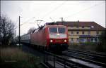 Mit einer Leerwagen Garnitur kam 120156 am 14.4.1992 um 14.05 Uhr in Richtung Oldenburg fahrend durch den Bahnhof Heidkrug.