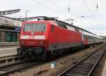 120 126-8 mit IC 2409(Rostock-Hamburg)kurz vor der Ausfahrt im Rostocker Hbf.22.11.2015