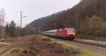 Im Jahr 1998 gab es im Saarbrücker Hbf. noch 16 Zugpaare im Fernverkehr. Ab Fahrplanwechsel Dezember 2015/2016 sind es nur noch 7 Stück und eine weitere Ausdünnung ist nicht ganz ausgeschlossen. Auch dieser IC nach Stuttgart wird wegfallen. 120 110-2 mit IC 2055 Saarbrücken - Hbf. - Stuttgart Hbf. in Scheidt Saar am 11.12.2015. Bahnstrecke 3250 Saarbrücken - Homburg Saar