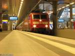 120 121 wartet im Berliner Hbf(tief) mit ihrem IC 2017 nach Stuttgart Hbf am 11.03 auf die Abfahrt.