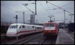 Stuttgart Hauptbahnhof am 23.6.1993:
120101 setzt vor einen Interregio und ICE 401576 nach Hamburg ist um 8.49 Uhr angekommen.


