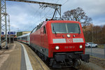 Hier wurde dem Steuerkopf des IC 2255 eine Lok vor die Nase gesetzt. Gesehen in Stralsund vor der Abfahrt zum Ostseebad Binz. - 23.03.2016