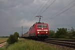 120 145-8 zusammen mit 120 138-3 am Zugschluss am 13.05.2015 als IC 1177 (Berlin Ostbahnhof - Basel Bad Bf) bei Hügelheim und fuhr ihrem Ziel entgegen.