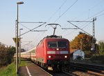 120 147-4 zieht am 31.Oktober 2015 den IC 2301 durch Gundelsdorf in Richtung Lichtenfels.