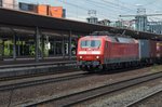 Am 05.07.2016 durchfährt 120 115-1 mit einem Güterzug den Bahnhof Kassel-Wilhelmshöhe.