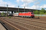 Nachschuss auf 120 103-7 am 26.05.2015, als sie zusammen mit 120 104-5 an der Zugspitze und einem INterCity in den Bahnhof von Hamburg Harburg fuhr.