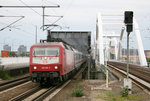 120 148 hat zwischen Mannheim und Ludwigshafen soeben den Rhein überquert.
Aufgenommen im Haltepunkt Ludwigshafen Mitte am 6. August 2010.