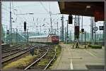 Im Gleisvorfeld fhrt 120 109 mit einem InterCity Richtung Hannover, in den Bahnhof Hamm (Westf) ein.