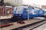 E 120 151-6  ZDF express  im Nov. 1998 in Hamburg-Hbf. kurz bevor die Bauarbeiten zur Modernisierung der Fernbahnsteige beginnen. Auf dem niedrigen Bahnsteig im Vordergrund, wo sich frher Gepck-und Postkarren tummelten, liegt schon entsprechendes Baumaterial bereit.