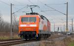 120 112 war am 19.12.13 vom Werk Dessau aus auf Probefahrt Richtung Bitterfeld. Gut zu erkennen sind die ausgebesserten Stellen welche von der Flankenfahrt in Saalfeld(S) stammen. Im Hintergrund nährt sich 246 011.